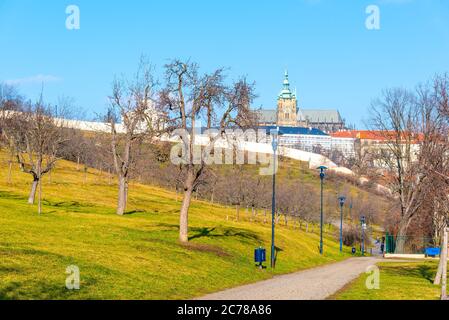 Vue sur le château de Prague depuis les jardins de Petrin près d'Ujezd, Prague, République tchèque. Banque D'Images