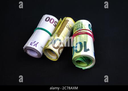 Billets couchés et roulés en euros. billets de 100, 200 et 500. Un total de plusieurs milliers d'euros. Banque D'Images