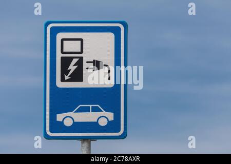 Bleu hollandais avec un panneau blanc pour charger un véhicule électrique Banque D'Images