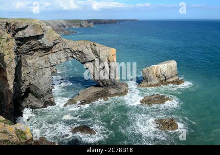 Green Bridge of Wales arche naturelle montrant des dommages causés par la tempête Ophelia Pembrokeshire Coast National Park Wales Cymru Royaume-Uni Banque D'Images