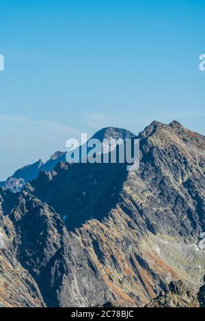 Rysy et Ladovy ont atteint le pic de montagne de Vysoke Tatry en Slovaquie pendant la belle journée d'automne Banque D'Images