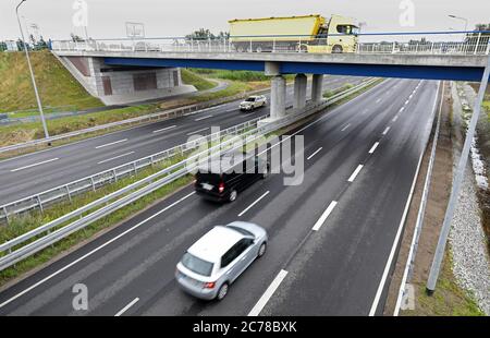 Rostock, Allemagne. 15 juillet 2020. A la jonction Evershagen de l'autoroute Rostock City jusqu'à Warnemünde, les voitures se conduisent sous et sur le nouveau pont. Après une période de construction de trois ans, le projet de douze millions d'euros est maintenant largement achevé, y compris des rampes et des pistes cyclables. Là où les conducteurs de voiture et les cyclistes avaient l'habitude d'attendre aux feux de signalisation, la circulation roule maintenant sans entraves. Credit: Bernd Wüstneck/dpa-Zentralbild/dpa/Alay Live News Banque D'Images