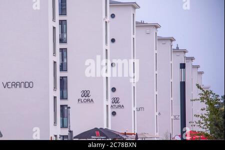 23 mai 2020, Mecklembourg-Poméranie occidentale, Plora: Vue sur les blocs du complexe Plora qui ont déjà été rénovés et convertis en bâtiments résidentiels et hôtels. La gigantesque station balnéaire de KDF, planifiée et en partie construite par les socialistes nationaux, est un bâtiment classé. L'organisation nazie Kraft durch Freude (KDF) a prévu une station balnéaire pour 20,000 personnes dans les années 1930. Il est resté inachevé, les vacanciers n'y sont jamais arrivés. Au début de la guerre en 1939, les travaux de construction ont été interrompus et les bâtiments ont été utilisés à d'autres fins. Rügen est la plus grande île allemande et W Banque D'Images