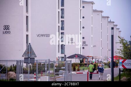 23 mai 2020, Mecklembourg-Poméranie occidentale, Plora: Vue sur les blocs du complexe Plora qui ont déjà été rénovés et convertis en bâtiments résidentiels et hôtels. La gigantesque station balnéaire de KDF, planifiée et en partie construite par les socialistes nationaux, est un bâtiment classé. L'organisation nazie Kraft durch Freude (KDF) a prévu une station balnéaire pour 20,000 personnes dans les années 1930. Il est resté inachevé, les vacanciers n'y sont jamais arrivés. Au début de la guerre en 1939, les travaux de construction ont été interrompus et les bâtiments ont été utilisés à d'autres fins. Rügen est la plus grande île allemande et W Banque D'Images