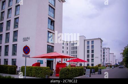 23 mai 2020, Mecklembourg-Poméranie occidentale, Plora: Vue sur les blocs dans la partie sud du complexe Plora qui ont déjà été rénovés et convertis en bâtiments résidentiels et hôtels. La gigantesque station balnéaire de KDF, planifiée et en partie construite par les socialistes nationaux, est un bâtiment classé. L'organisation nazie Kraft durch Freude (KDF) a prévu une station balnéaire pour 20,000 personnes dans les années 1930. Il est resté inachevé, les vacanciers n'y sont jamais arrivés. Au début de la guerre en 1939, les travaux de construction ont été interrompus et les bâtiments ont été utilisés à d'autres fins. Rügen est le lar Banque D'Images