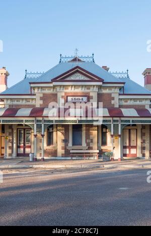 La gare de Mudgee est un exemple de terminal de première classe construit en 1884 dans un style victorien exotique avec un toit d'empire français Banque D'Images