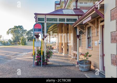 La gare de Mudgee est un exemple de terminal de première classe construit en 1884 dans un style victorien exotique avec un toit d'empire français Banque D'Images