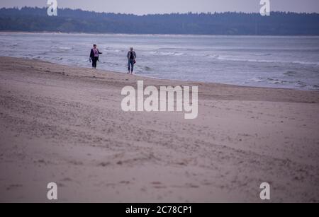 23 mai 2020, Mecklembourg-Poméranie occidentale, Plora : la large plage de sable en face de la partie sud du complexe Plora. La gigantesque station balnéaire de KDF, planifiée et en partie construite par les socialistes nationaux, est un bâtiment classé. L'organisation nazie Kraft durch Freude (KDF) a prévu une station balnéaire pour 20,000 personnes dans les années 1930. Il est resté inachevé, les vacanciers n'y sont jamais arrivés. Au début de la guerre en 1939, les travaux de construction ont été interrompus et les bâtiments ont été utilisés à d'autres fins. Rügen est la plus grande île allemande et avec environ 77,000 habitants la plus peuplée Banque D'Images