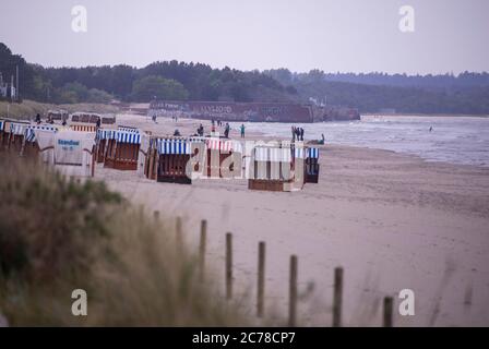 23 mai 2020, Mecklembourg-Poméranie occidentale, Plora : la large plage de sable en face de la partie sud du complexe Plora. La gigantesque station balnéaire de KDF, planifiée et en partie construite par les socialistes nationaux, est un bâtiment classé. L'organisation nazie Kraft durch Freude (KDF) a prévu une station balnéaire pour 20,000 personnes dans les années 1930. Il est resté inachevé, les vacanciers n'y sont jamais arrivés. Au début de la guerre en 1939, les travaux de construction ont été interrompus et les bâtiments ont été utilisés à d'autres fins. Rügen est la plus grande île allemande et avec environ 77,000 habitants la plus peuplée Banque D'Images