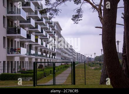 23 mai 2020, Mecklembourg-Poméranie occidentale, Plora: Vue sur les blocs dans la partie sud du complexe Plora qui ont déjà été rénovés et convertis en bâtiments résidentiels et hôtels. La gigantesque station balnéaire de KDF, planifiée et en partie construite par les socialistes nationaux, est un bâtiment classé. L'organisation nazie Kraft durch Freude (KDF) a prévu une station balnéaire pour 20,000 personnes dans les années 1930. Il est resté inachevé, les vacanciers n'y sont jamais arrivés. Au début de la guerre en 1939, les travaux de construction ont été interrompus et les bâtiments ont été utilisés à d'autres fins. Rügen est le lar Banque D'Images