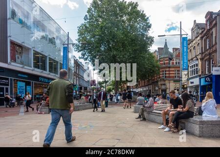 La distanciation sociale semble généralement ignorer Broad Street à Reading, au Royaume-Uni, même si nous venons tout juste de sortir du confinement de Covid-19 Banque D'Images