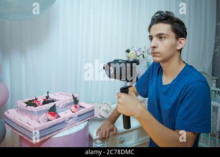 Opérateur de nacelle avec équipament noir - stabilisateur et caméra de cinéma . Un homme non identifié tenant la nacelle un stabilisateur de caméra . Homme tenant la nacelle Banque D'Images
