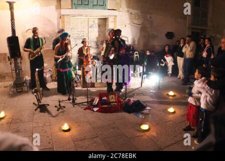 Musiciens rue à Ibla Ragusa et les gens à l'écoute par nuit de la Sicile culturel repère Banque D'Images