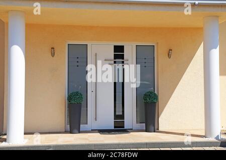 Porte d'entrée blanche moderne sur une maison résidentielle Banque D'Images