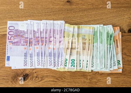 Bamberg, Allemagne. 13 juillet 2020. Bamberg, Allemagne 13 juillet 2020: Images de symboles - 2020 plusieurs milliers d'euros en espèces avec les valeurs de 500 euros, 200 euros, 100 euros et 50 euros sont alignés sur une table | utilisation dans le monde crédit: dpa/Alay Live News Banque D'Images