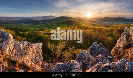 Panorama du paysage rocheux et forestier Banque D'Images