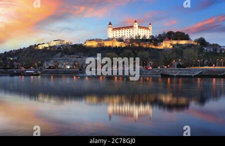 Le château de Bratislava, Slovaquie, au coucher du soleil Banque D'Images