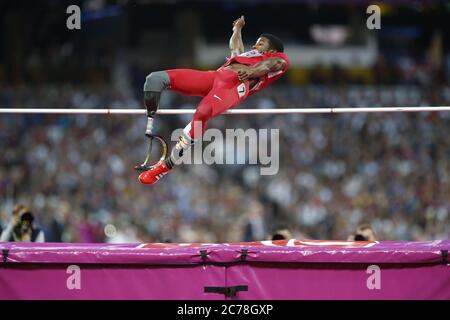 Richard Browne des États-Unis participe à la finale de la F46 du saut en hauteur masculin lors des Jeux paralympiques de Londres 2012 au stade olympique de Londres. 8 septembre 2012 --- image de © Paul Cunningham Banque D'Images