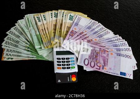 Bamberg, Allemagne. 13 juillet 2020. Bamberg, Allemagne 13 juillet 2020: Images symboliques - billets de 2020 euros/espèces avec carte de crédit et un dispositif de transmission électrique pour les paiements sans espèces, | usage dans le monde crédit: dpa/Alay Live News Banque D'Images