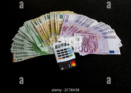 Bamberg, Allemagne. 13 juillet 2020. Bamberg, Allemagne 13 juillet 2020: Images symboliques - billets de 2020 euros/espèces avec carte de crédit et un dispositif de transmission électrique pour les paiements sans espèces, | usage dans le monde crédit: dpa/Alay Live News Banque D'Images