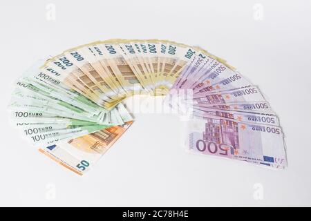 Bamberg, Allemagne. 13 juillet 2020. Bamberg, Allemagne 13 juillet 2020: Images symboliques - 2020 plusieurs milliers d'euros en espèces avec les valeurs de 500 euros, 200 euros, 100 euros et 50 euros sont dans un demi-cercle, | usage dans le monde crédit: dpa/Alay Live News Banque D'Images