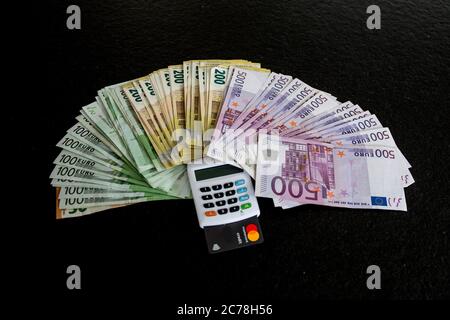 Bamberg, Allemagne. 13 juillet 2020. Bamberg, Allemagne 13 juillet 2020: Images symboliques - billets de 2020 euros/espèces avec carte de crédit et un dispositif de transmission électrique pour les paiements sans espèces, | usage dans le monde crédit: dpa/Alay Live News Banque D'Images