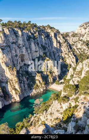 Vue imprenable sur la plage de la calanque d'en Vau, Cassis, Provence, France, Europe Banque D'Images