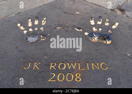 JK Rowling Handprints , l'un des handprints Edinburgh Award à l'extérieur de City Chambers dans la vieille ville d'Edimbourg, en Écosse, au Royaume-Uni. Comprend des empreintes de main de puits Banque D'Images