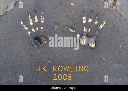 JK Rowling Handprints , l'un des handprints Edinburgh Award à l'extérieur de City Chambers dans la vieille ville d'Edimbourg, en Écosse, au Royaume-Uni. Comprend des empreintes de main de puits Banque D'Images