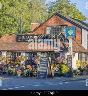 l'auberge de boussoles au bord de la rivière dans le village de gomsmeet à surrey Banque D'Images