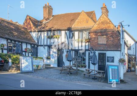 le pub à cheval blanc dans le village de shere surrey Banque D'Images