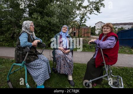 BRCKO, BOSNIE, 6 MAI 2017: Des femmes bosniaques, portant le foulard musulman traditionnel, assis et discutant entre amis dans les rues du Bos Banque D'Images