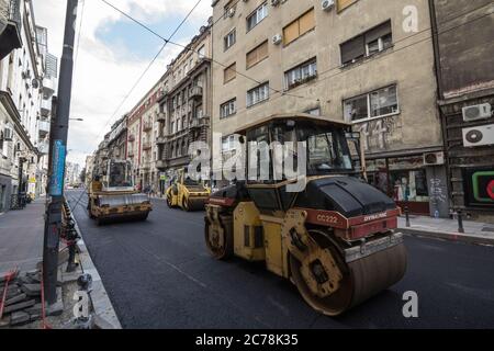 BELGRADE, SERBIE - 24 JUILLET 2018: Rouleau de route, petit modèle, exposé lors d'une rénovation de route à belgrade UN rouleau de route, ou compacteur, est utilisé pour un Banque D'Images