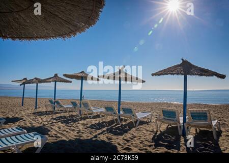 Plage de Playamar tôt le matin, Torremolinos, Costa del sol, province de Malaga, Andalousie, sud de l'Espagne. Plage vide. Banque D'Images