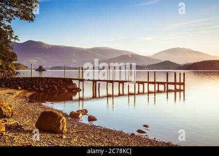 Lever de soleil sur l'eau de Derwent Brandelhow, Lake District, Cumbria, England, UK Banque D'Images