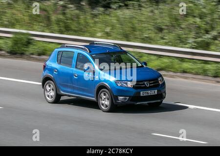 2016 Dacia Sandero Stepway Laureate TCE Blue car SUV essence conduite sur l'autoroute M6 près de Preston dans Lancashire, Royaume-Uni Banque D'Images