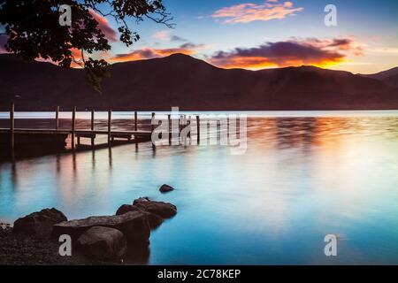 Coucher de soleil sur l'eau d'Ashness Derwent landing stage, Lake District, Cumbria, England, UK Banque D'Images