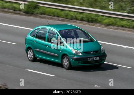 2000 Citroën Xsara Picasso SX 16V voiture verte moyenne VMP essence conduite sur l'autoroute M6 près de Preston dans Lancashire, Royaume-Uni Banque D'Images