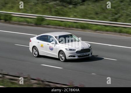 2016 Ford Mondeo Titanium TDCi Auto White taxi car Diesel Hatchback conduite sur l'autoroute M6 près de Preston dans Lancashire, Royaume-Uni Banque D'Images