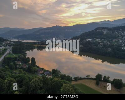 Coucher de soleil aréal sur le lac Muzzano près de Lugano, dans la partie italienne de la Suisse Banque D'Images