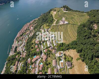 Vue sur la cour intérieure et le château de Morcote sur le lac de Lugano en Suisse Banque D'Images