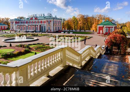 Tallinn, Estonie - 13 octobre 2019 : parc et palais Kadriorg le jour ensoleillé de l'automne Banque D'Images