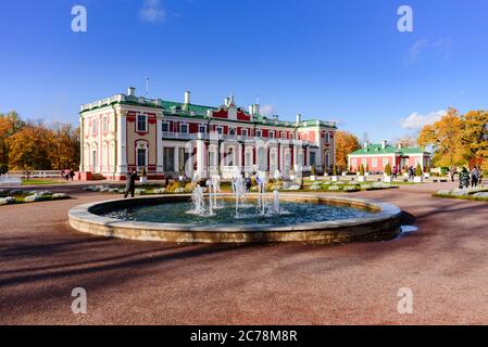 Tallinn, Estonie - 13 octobre 2019 : parc et palais Kadriorg le jour ensoleillé de l'automne Banque D'Images