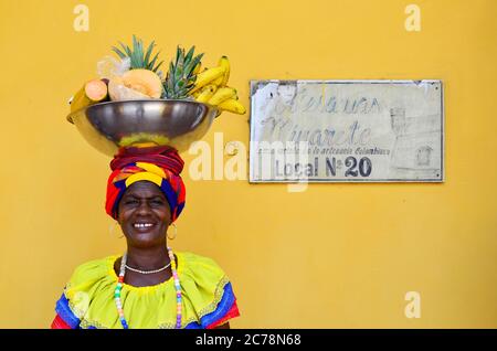 Palenquera colombien coloré - Cartagena de Indias, Colombie Banque D'Images