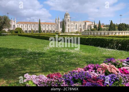 Monastère de Jeronimos vu de la place impériale (Praca do Imperio) dans le quartier de Belem à Lisbonne, Portugal, site classé au patrimoine mondial de l'UNESCO. Banque D'Images