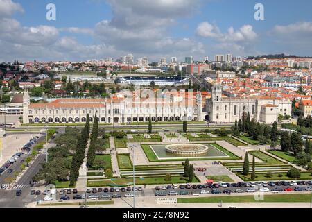 Vue aérienne (depuis le Monument de la découverte) du complexe du monastère de Jeronimos et de la place impériale à Belem, Lisbonne, Portugal. Banque D'Images