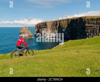 En vélo, sur la rue Magnus Way, sur Orkney Isles Banque D'Images