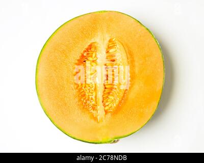 Melon de canteloup divisé en deux avec des graines isolées sur fond blanc Banque D'Images
