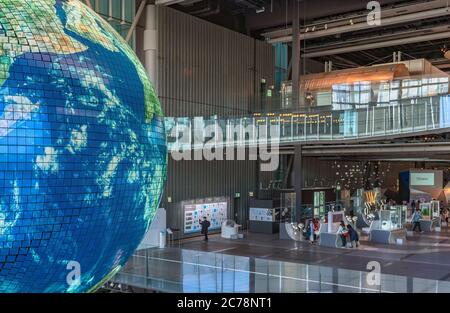 tokyo, japon - mars 01 2020: Vue intérieure de l'atrium du Musée Mirakan à Odaiba ou du Musée national des sciences émergentes et de l'innovation Banque D'Images