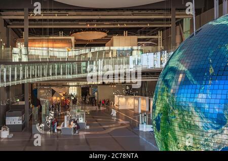 tokyo, japon - mars 01 2020: Vue intérieure de l'atrium du Musée Mirakan à Odaiba ou du Musée national des sciences émergentes et de l'innovation Banque D'Images